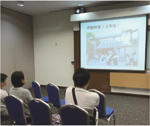 学校ブースでの個別相談の様子